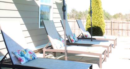 COZY Tropical Oasis with Saltwater Summer Pool Sleeps 8