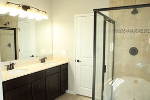 Kombination af bruser/badekar, hårtørrer, håndklæder, Sæbe