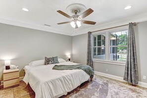 Master bedroom with memory foam King bed - Spacious 4BR w/ Hot Tub: Perfect for Monthly Stays (Savannah)