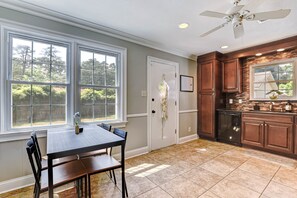 Sleek breakfast table with views of Windsor forest - Spacious 4BR w/ Hot Tub: Perfect for Monthly Stays (Savannah)