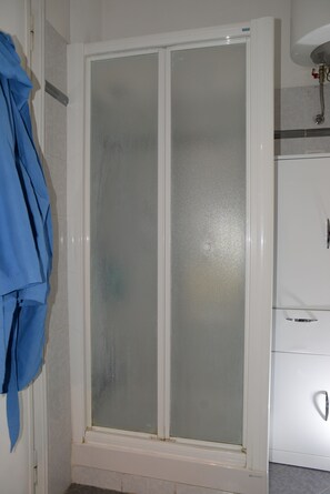 Combined shower/bathtub, free toiletries, hair dryer, bathrobes - Emilio's Home Entire Apartament up to 7 people (Roma)