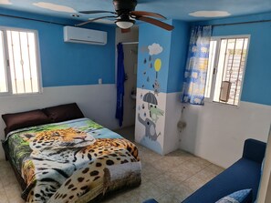 3 bedrooms, free WiFi, bed sheets, wheelchair access - Large house with a/c and Wifi for large groups and families very close to everything 16px (Mérida)