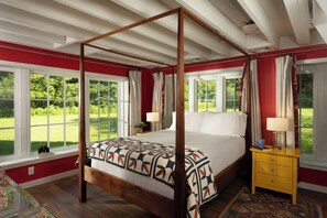 5 bedrooms, desk, iron/ironing board, travel cot - Brisbane House: Historic Stone House & Adjoining "Summer Kitchen" Bedrooms (Arena)