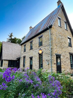 Exterior - Brisbane House: Historic Stone House & Adjoining "Summer Kitchen" Bedrooms (Arena)