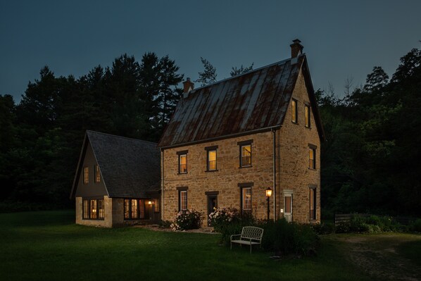 Exterior - Brisbane House: Historic Stone House & Adjoining "Summer Kitchen" Bedrooms (Arena)