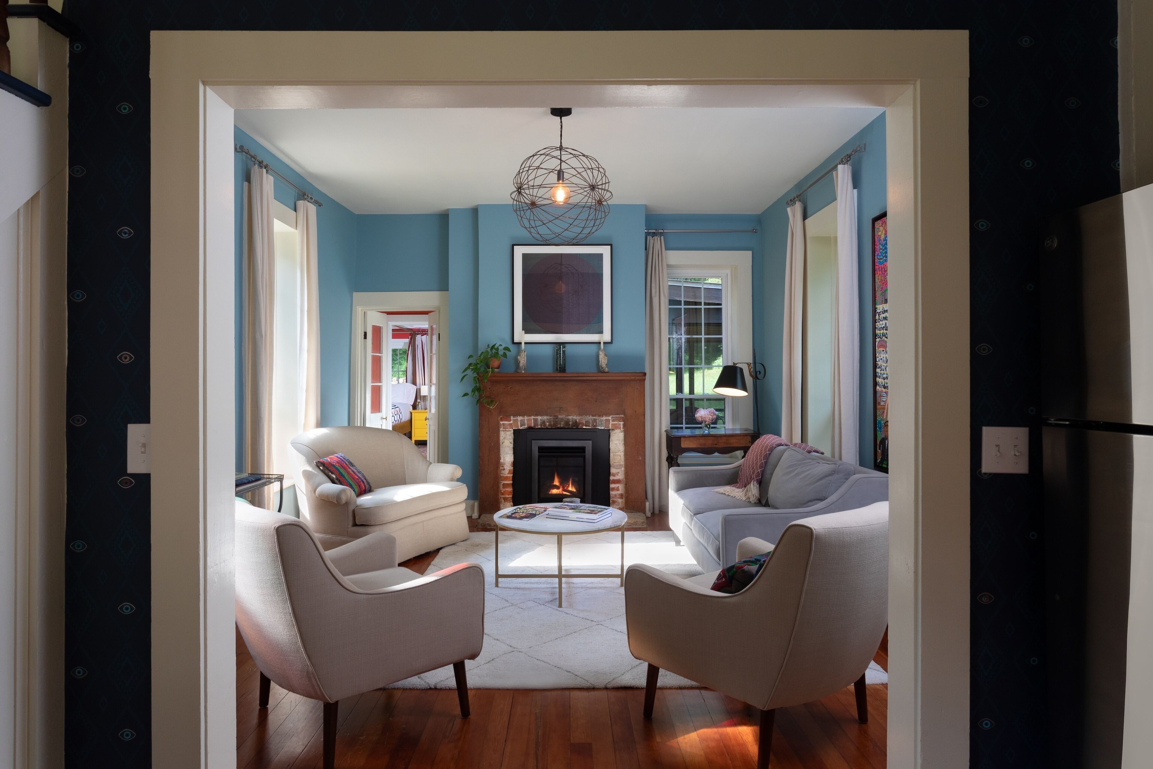 智能電視、壁爐、書籍、音響