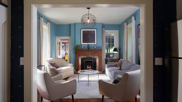 TV connectée, cheminée, livres, chaîne hi-fi