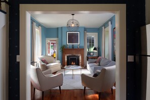 Smart TV, fireplace, books, stereo - Brisbane House: Historic Stone House & Adjoining "Summer Kitchen" Bedrooms (Arena)