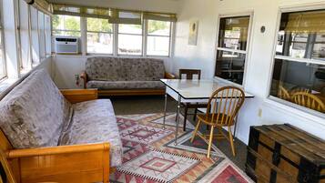 Fernseher, Tischfußball, Tischtennisplatte, Bücher