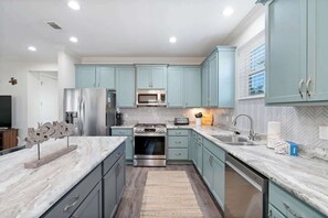 Kjøleskap, mikrobølgeovn, ovn og kokeplater