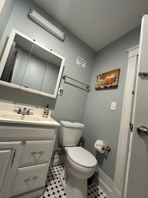 Duschwanne, Haartrockner, Handtücher, Seife