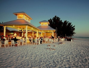 Outdoor dining - Cheerful 4 Bedroom Paradise with Pool and Hot Tub (Riverview)