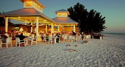 Cheerful 4 Bedroom Paradise with Pool and Hot Tub