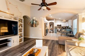 Smart TV, fireplace - Cheerful 4 Bedroom Paradise with Pool and Hot Tub (Riverview)