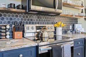Fridge, microwave, oven, stovetop - Secluded, Mountain View, Hot Tub, Dahlonega, Wineries & Hiking (Dahlonega)
