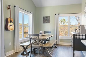 Dining - Secluded, Mountain View, Hot Tub, Dahlonega, Wineries & Hiking (Dahlonega)