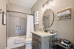 Combined shower/tub, hair dryer, towels, soap - Secluded, Mountain View, Hot Tub, Dahlonega, Wineries & Hiking (Dahlonega)