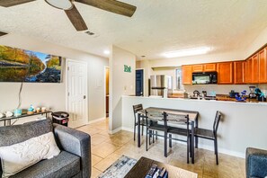 Living area - Mins to the beach🏝 Spacious & Peaceful🌞Family Friendly☺️ Wifi (Mary Esther)