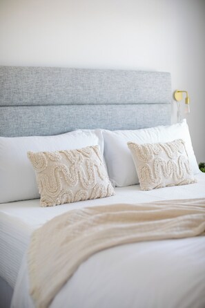 5 bedrooms, iron/ironing board, travel cot, WiFi - Desert Oasis with Resort Pool, Spa and Views (Coachella)