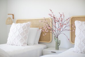 5 bedrooms, desk, iron/ironing board, travel crib