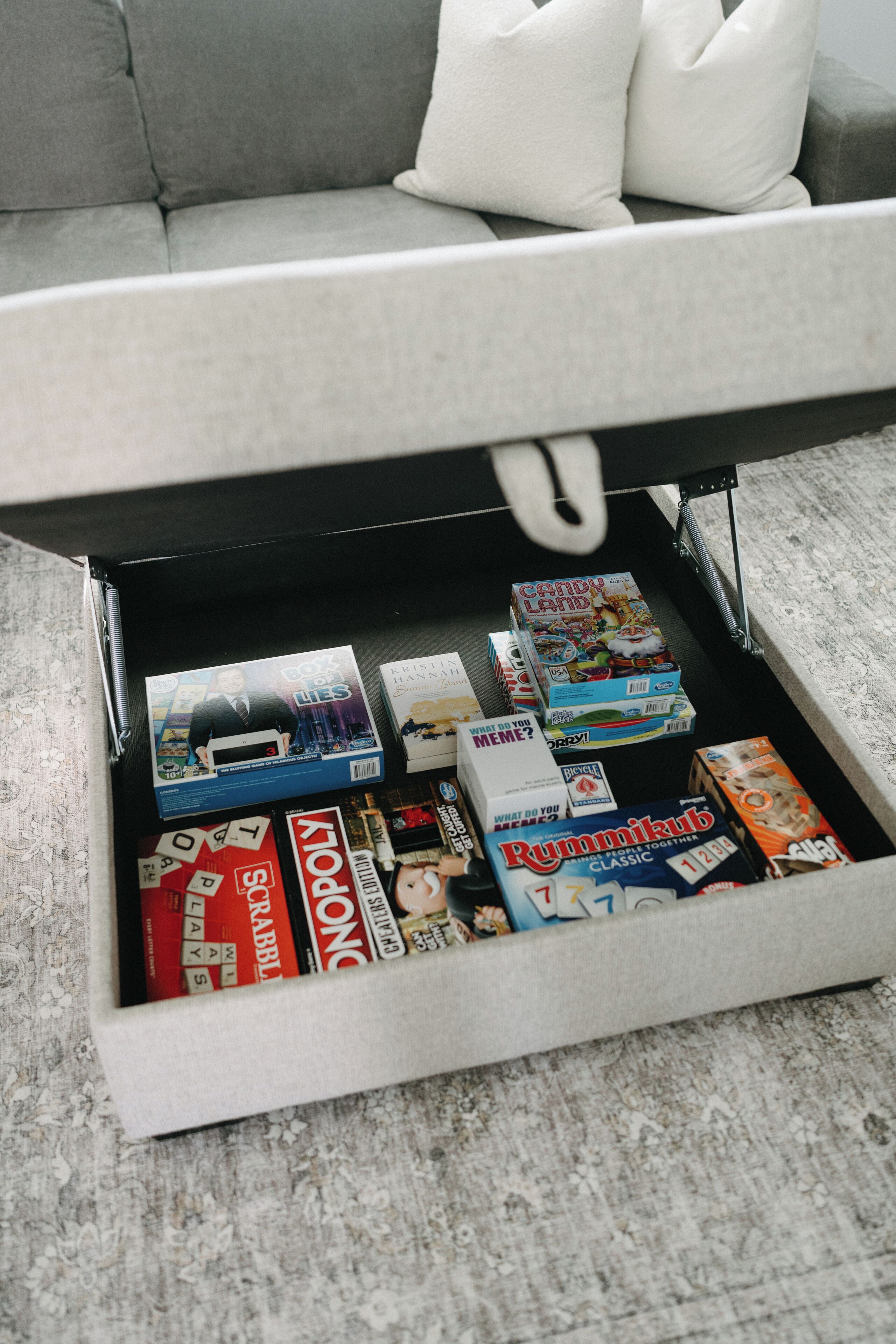 Un tiroir rempli de divers jeux de société et magazines.
