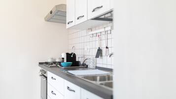 Een koelkast, een magnetron, een oven, een kookplaat