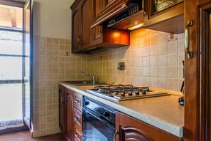 Kühlschrank, Ofen, Herdplatte, Wasserkocher mit Kaffee-/Teezubehör