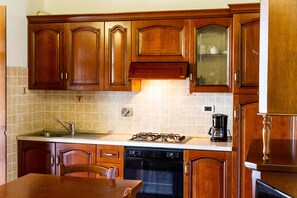 Kühlschrank, Ofen, Herdplatte, Wasserkocher mit Kaffee-/Teezubehör