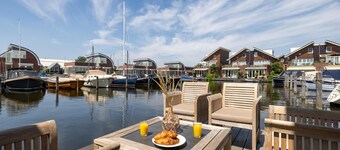 Central houseboat on lake, near beach & cities