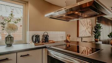 Een koelkast, een magnetron, een kookplaat, een vaatwasser