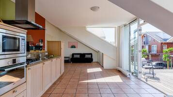 Een koelkast, een magnetron, een kookplaat, een vaatwasser