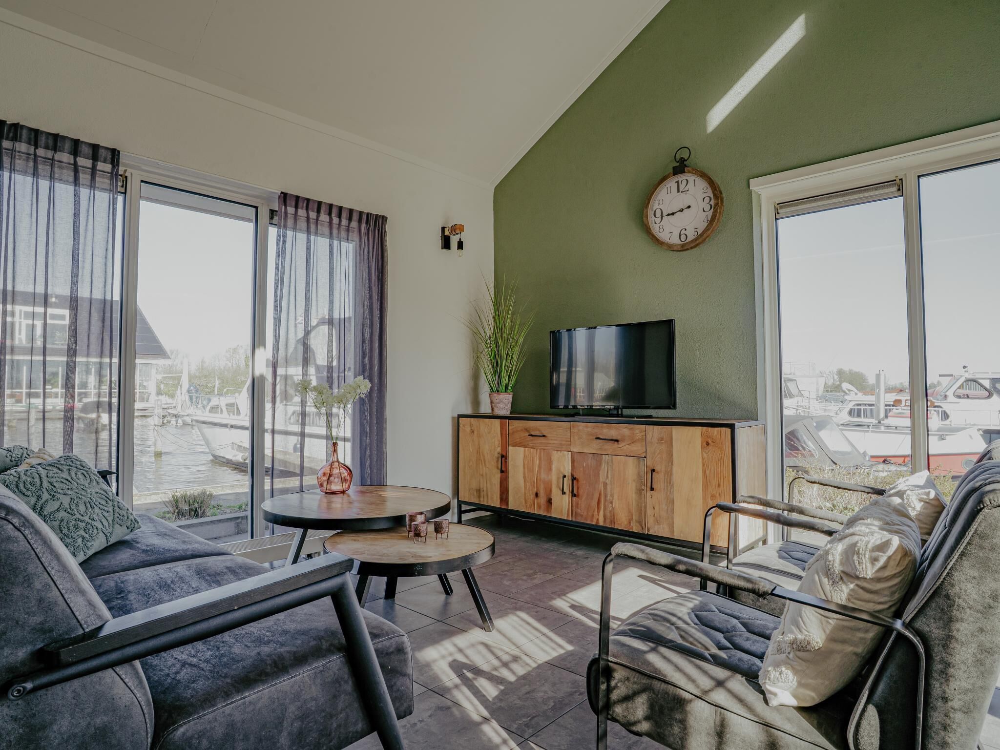 Een televisie en een dvd-speler