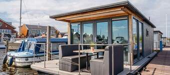 Leuke huisboot met terras op het water