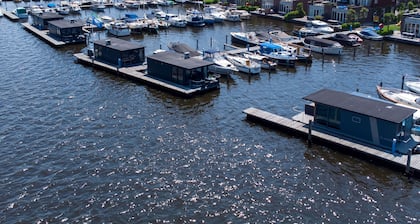 Schönes Hausboot mit Terrasse am Wasser