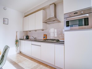 Fridge, microwave, stovetop, dishwasher - Apartment with balcony and sea view (Egmond aan Zee)