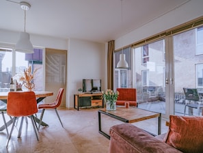 TV, DVD player - Apartment with balcony and sea view (Egmond aan Zee)