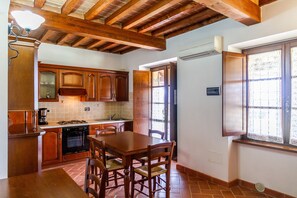 Fridge, oven, stovetop, coffee/tea maker