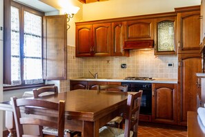 Réfrigérateur, four, plaque de cuisson, cafetière/bouilloire