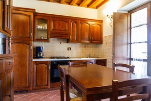 Frigorifero, forno, piano cottura, macchina per tè/caffè