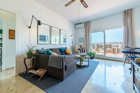 TV. Apartment 'Penthouse Victoria' with Sea View, Wi-Fi and Air Conditioning