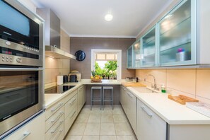 Køleskab, mikrobølgeovn, ovn, kogeplade