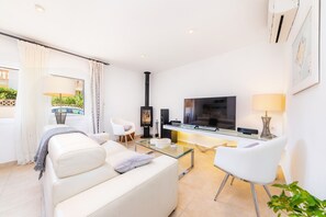 Tv, pejs, dvd-afspiller, stereoanlæg