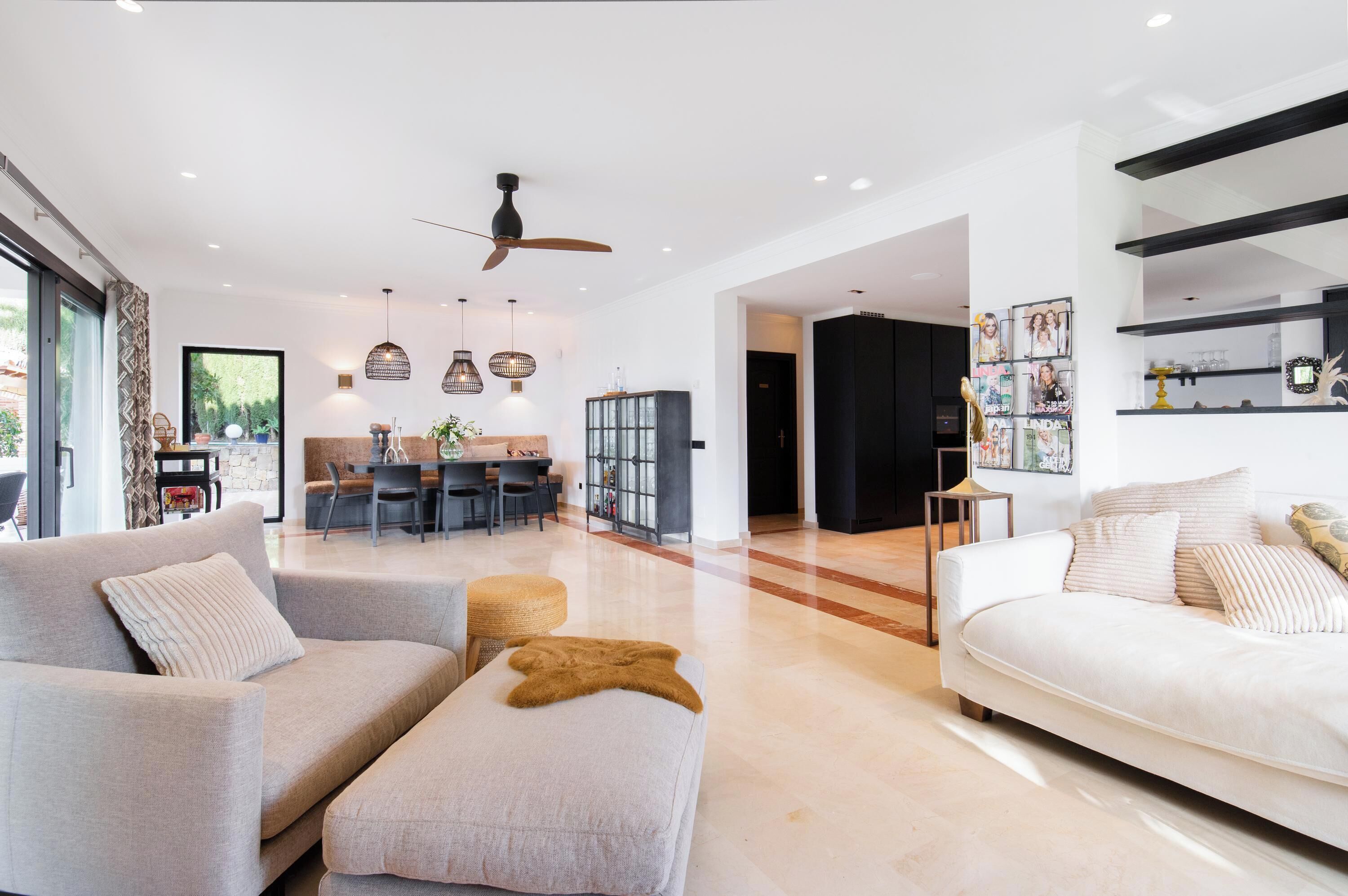 Televisio, takka, pöytätennispöytä