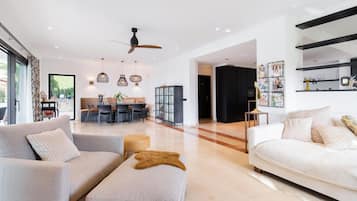 Een televisie, een open haard en een tafeltennistafel