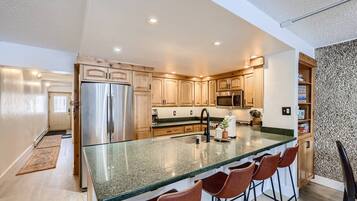 Lemari es, microwave, oven, dan mesin pencuci piring