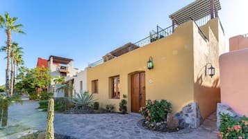 House, 2 Bedrooms | Exterior