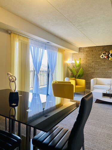Spacious 2BR Apartment w/ Balcony • Free Parking • Near UPMC