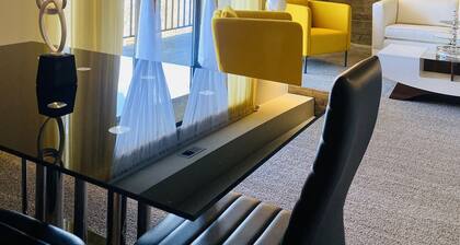 Spacious 2BR Apartment w/ Balcony • Free Parking • Near UPMC