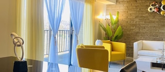 Spacious 2BR Apartment w/ Balcony • Free Parking • Near UPMC