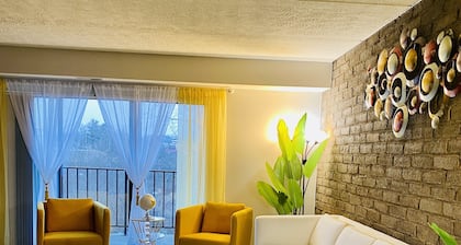 Spacious 2BR Apartment w/ Balcony • Free Parking • Near UPMC